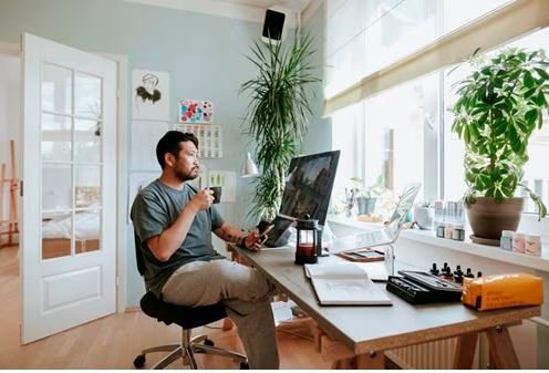 The Death of the 5-Day Office Week? Why Hybrid Work is Now a British Standard.